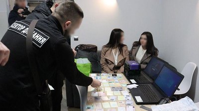 В Ужгороді правоохоронці виявили групу осіб, які займалися виготовленням підроблених документів В Ужгороді правоохоронці виявили групу осіб, які займалися виготовленням підроблених документів