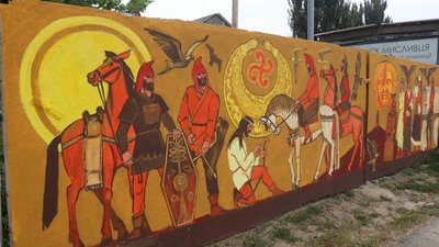 На Херсонщині художник малює історію Арабатської стрілки на парканах На Херсонщині художник малює історію Арабатської стрілки на парканах
