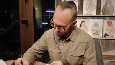 Кадровий військовий презентував у Житомирі книгу спогадів про пережите на війні Кадровий військовий презентував у Житомирі книгу спогадів про пережите на війні