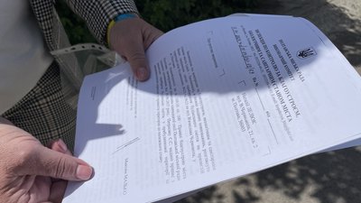 Місцеві скаржаться на сморід через сміття, яке накопичив сусід у центрі Полтави: що робити