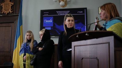 "Навіщо зараз дороги?": у Чернівцях рідні бійців просять скасувати тендер на капремонт вулиці Заньковецької "Навіщо зараз дороги?": у Чернівцях рідні бійців просять скасувати тендер на капремонт вулиці Заньковецької