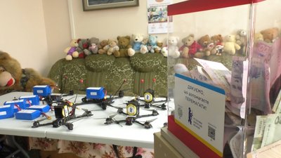В Ужгороді волонтери за кілька місяців зібрали гроші на комплектуючі та виготовили понад сотню дронів В Ужгороді волонтери за кілька місяців зібрали гроші на комплектуючі та виготовили понад сотню дронів