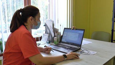 Лікарка полтавської лікарні оформлює електронний лікарняний