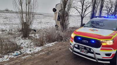 Ожеледиця на дорогах. Рятувальники Миколаївщини допомагають водіям