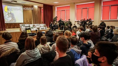 У Києві рятувальники та правоохоронці навчають школярів мінної безпеки У Києві рятувальники та правоохоронці навчають школярів мінної безпеки