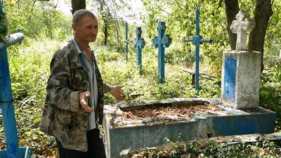 Буковинець доглядає сільське кладовище Буковинець доглядає сільське кладовище