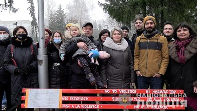 Вперше в Україні. У Вінниці встановили символ протидії домашньому насильству — "Червону лавку" Вперше в Україні. У Вінниці встановили символ протидії домашньому насильству — "Червону лавку"