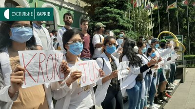 У центрі Харкова студенти-медики протестували через тест "Крок" У центрі Харкова студенти-медики протестували через тест "Крок"