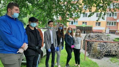 Студенти-історики з Тернополя передали маскувальні сітки на схід Студенти-історики з Тернополя передали маскувальні сітки на схід