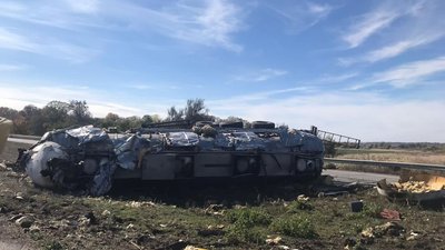 "Лопнуло колесо". На Харківщині перевернулася вантажівка з технічним спиртом, водія ушпиталили "Лопнуло колесо". На Харківщині перевернулася вантажівка з технічним спиртом, водія ушпиталили