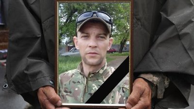 На Чернігівщині в останню путь провели п'ятьох військових, які загинули на Харківщині, Донеччині та Запоріжжі На Чернігівщині в останню путь провели п'ятьох військових, які загинули на Харківщині, Донеччині та Запоріжжі