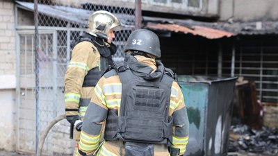 Рятувальники на місці влучання російського дрона в гуртожиток у Харкові, 1 березня 2026