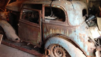 Ужгородець відреставрував автомобіль 1932 року Ужгородець відреставрував автомобіль 1932 року