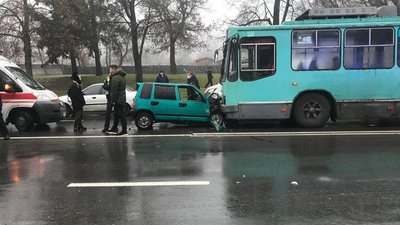 У Чернігові неподалік Градецького потрійна ДТП: травмувався водій У Чернігові неподалік Градецького потрійна ДТП: травмувався водій