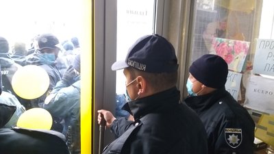 У Черкасах поліція заблокувала вхід до будівлі, де відбувається сесія міськради