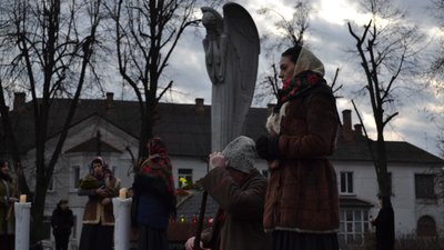 Житомиряни з лампадками та квітами прийшли вшанувати пам'ять жертв голодоморів Житомиряни з лампадками та квітами прийшли вшанувати пам'ять жертв голодоморів