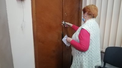 Так відкривали двері з документацією