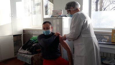 У Кропивницькому 70 працівників Центру екстреної медичної допомоги щепили бустерною дозою вакцини