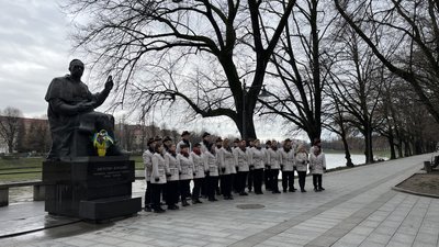 День соборності в Ужгороді: до пам'ятників Шевченку та Волошину поклали квіти День соборності в Ужгороді: до пам'ятників Шевченку та Волошину поклали квіти
