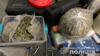 3,5 кг марихуани вилучили правоохоронці в чоловіка у Мукачеві 3,5 кг марихуани вилучили правоохоронці в чоловіка у Мукачеві