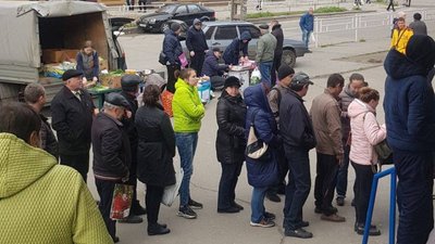 У Херсоні продовжують боротися зі стихійною торгівлею. Людям пропонують піти з вулиць на ринки