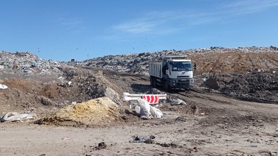 "Це наше місто. Що могли, те й робили": історія комунальників з-під Харкова, які рятували техніку під авіаударами "Це наше місто. Що могли, те й робили": історія комунальників з-під Харкова, які рятували техніку під авіаударами