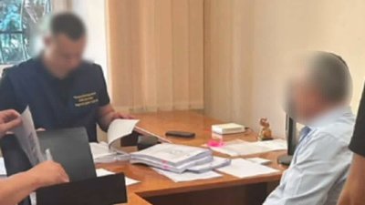 Фото з місця повідомлення про підозру