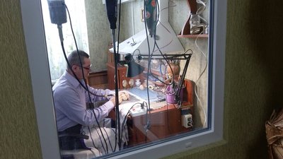 Майстер з Волині різьбить візерунки по яєчній шкарлупі Майстер з Волині різьбить візерунки по яєчній шкарлупі