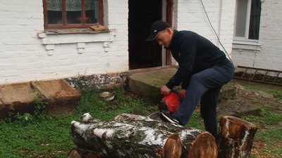 Сухостій на дрова: як підтримують переселенців у селі на Черкащині