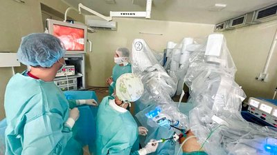 Львівські медики провели гінекологічну операцію за допомогою робота-хірурга