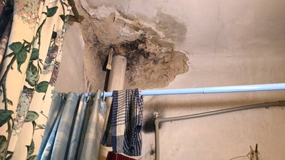 "Підставляю відра": у багатоповерхівці у Полтаві після ремонту даху вода продовжує текти в оселі "Підставляю відра": у багатоповерхівці у Полтаві після ремонту даху вода продовжує текти в оселі