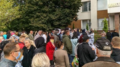 Під Миколаївським апеляційним судом зібралися люди.Чого вимагають Під Миколаївським апеляційним судом зібралися люди.Чого вимагають