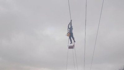 У горах на Львівщині зупинився крісельний підйомник із туристами У горах на Львівщині зупинився крісельний підйомник із туристами