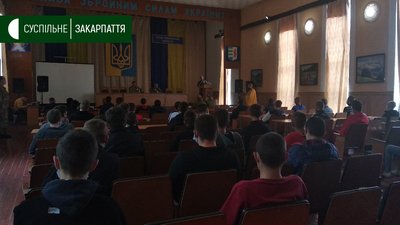 Першу групу призовників відправили в навчальні центри ЗСУ з Закарпаття Першу групу призовників відправили в навчальні центри ЗСУ з Закарпаття