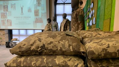 В Україні вперше представили експозицію жіночої військової форми. Фоторепортаж