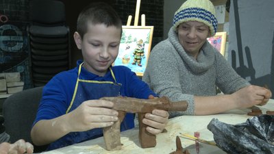 "Артбатальйон": у Луцьку переселенців вчать гончарству із глиною зі Слов'янська