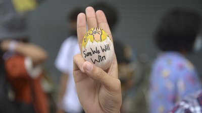 У М’янмі протестувальники розмалювали писанки гаслами проти перевороту У М’янмі протестувальники розмалювали писанки гаслами проти перевороту
