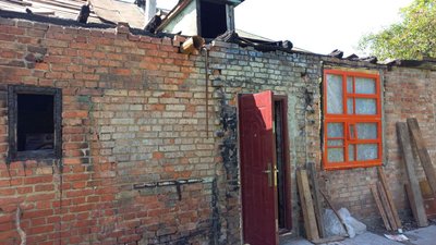 «Все тече в будинок»: як родина із Полтави проживає у згорілому будинку