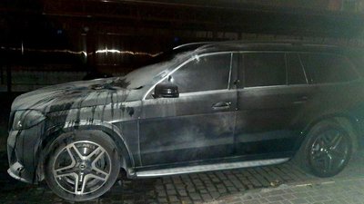 Два автомобілі Mercedes горіли в Миколаєві