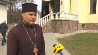 В Івано-Франківську священнослужителі Православної церкви України відправили першу службу в церкві Різдва Христового