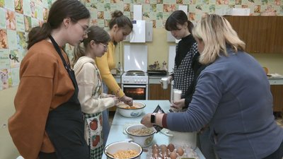 Смаколики з побажаннями: учні черкаської школи готують печиво для військових