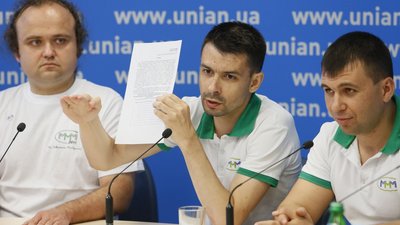 Пушилін (крайній праворуч) під час пресконференції в УНІАН у червні 2013 року Пушилін (крайній праворуч) під час пресконференції в УНІАН у червні 2013 року