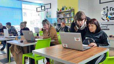 Переселенка зі Слов’янська безкоштовно вчить комп’ютерній грамотності кропивничан