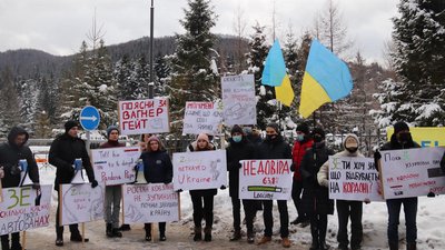 На Франківщині біля державної резиденції "Синьогора" люди мітингували "проти політичних репресій"