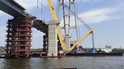 У Запоріжжі змонтували останню секцію вантового мосту через Дніпро У Запоріжжі змонтували останню секцію вантового мосту через Дніпро