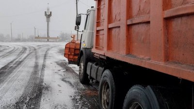 Наслідки снігопаду на Миколаївщині: відключення світла та автівки в заметах