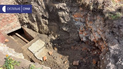 Археологи і краєзнавці мають різні думки щодо знахідки біля Воскресенського собору в Сумах