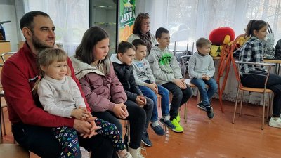 У Кропивницькому актори театру ляльок їздять до дітей-переселенців та показують адаптовані вистави У Кропивницькому актори театру ляльок їздять до дітей-переселенців та показують адаптовані вистави
