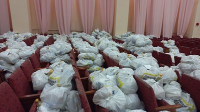 Борошно, олія та цукор: у Полтаві роздають продуктові набори для переселенців Борошно, олія та цукор: у Полтаві роздають продуктові набори для переселенців