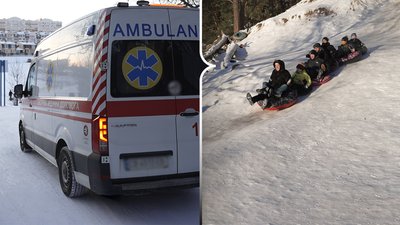 швидка допомога та діти, які катаються з гірки взимку у Чернігові